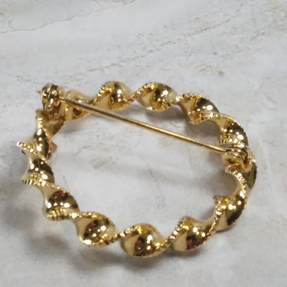 Beautiful Twisted Gold Tone Circle Brooch w/ Faux Opal Pearl Accent Vtg 90s Y2k - Picture 6 of 8